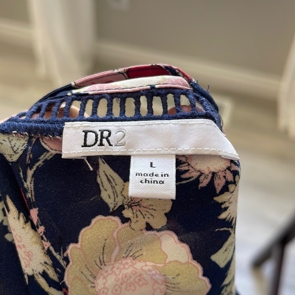 DR2 Navy Floral short sleeve blouse Size Large - Picture 2 of 7